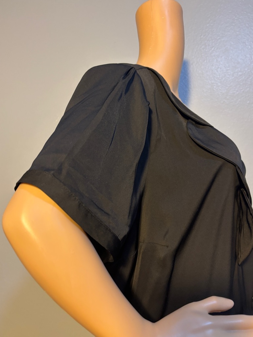 ModCloth Women's Black Art Deco Neckline Short Sleeve Tunic - Picture 4 of 8